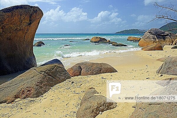 Strand und Granitfelsen des Anse Boudin  Insel Praslin  Seychellen  Afrika