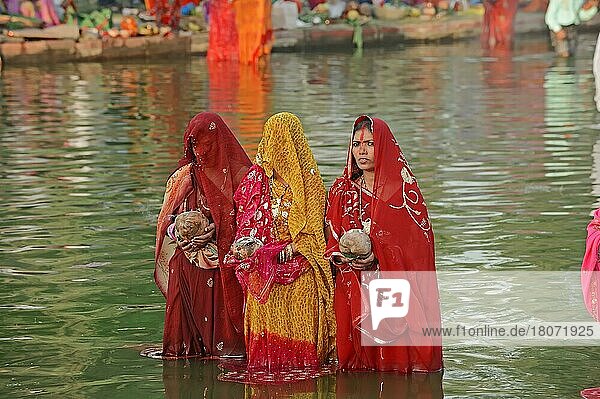 Hindu-Frauen beim hinduistischen Chhath Fest  Neu-Delhi  Neu-Dehli  New Dehli  New Delhi  Chhath-Festival  Hindufest  Inderinnen  Inderin  Indien  Asien