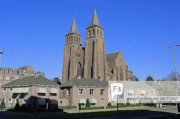 St. Walburgis-Kirche und Häuser  Arnheim  Arnhem  Basilika Sint Walburga  Walburgiskirche  Niederlande  Europa