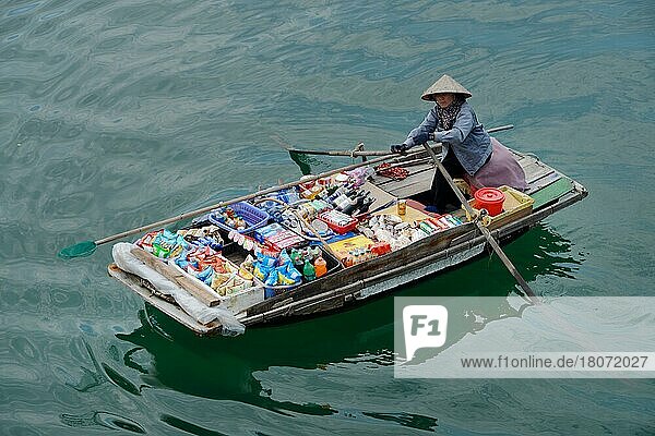 Versorgungsboot  Halong-Bucht  Vietnam  Asien