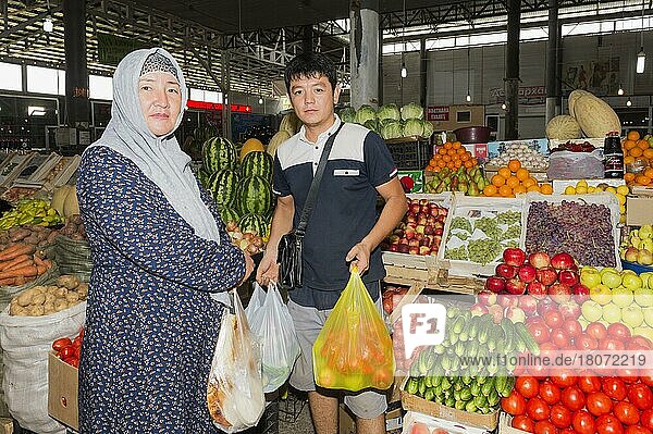 Menschen  die Gemüse kaufen  Samal Bazar  Shymkent  Südregion  Kasachstan  Zentralasien  Nur für redaktionelle Zwecke  Asien