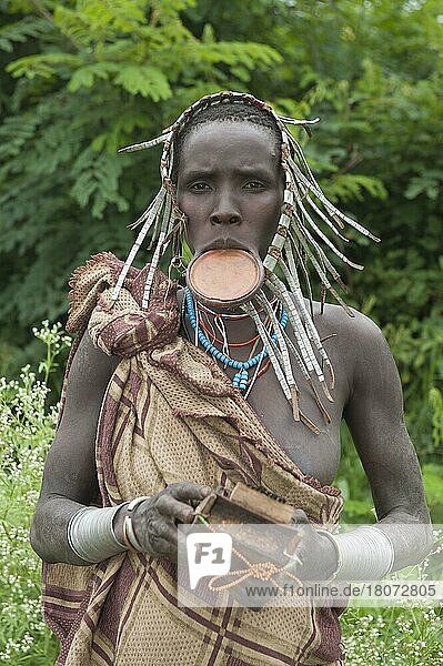 Surma-Frau mit Lippenteller  Lippenplatte  Surma Volk  Tulgit  Omo-Tal  Äthiopien  Afrika