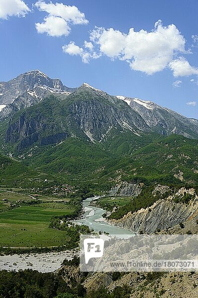 Fluss Vjosa bei Kanicol  SH75  Gebirge Nemeckes  Albanien  Europa