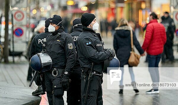 Polizeibeamte am Rande einer Demonstration von Querdenkern gegen die Corona-Maßnahmen Koblenz  Rheinland-Pfalz  Deutschland  Europa