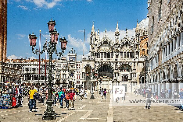 Markusplatz mit Blick auf den Markus-Dom und Uhrturm  Piazza San Marco  Venedig  Lagunenstadt  Venetien  Italien  Venedig  Venetien  Italien  Europa