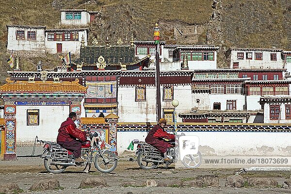 Zwei tibetische Mönche auf Motorrädern vor einem Kloster zwischen Sershu Dzong und Sershu  Serxu  Provinz Sichuan  China  Asien