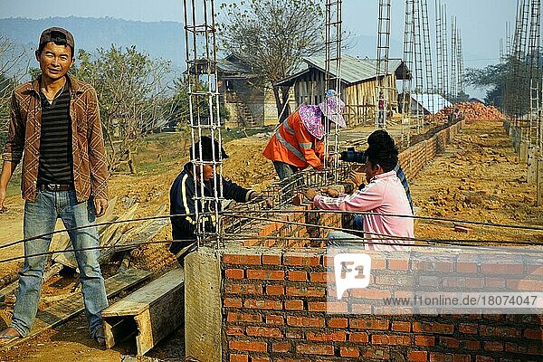 Gemeinschaftsarbeit zur Errichtung eines Schulgebäudes  Chom Ong  Chomong  Oudomxay Provinz  Udomxay Provinz  Laos  Asien
