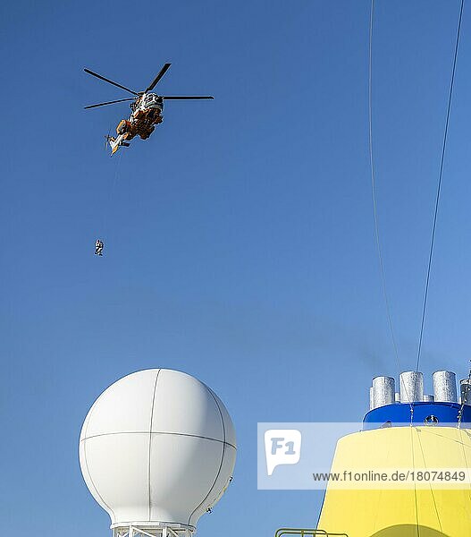 Zwei Ärzte werden vom Hubschrauber auf ein Kreuzfahrtschiff abgeseilt. Im Atlantik auf Höhe Argentinien sollen Corona-Tests durchgeführt werden. Durch starken Wind gefährlich.