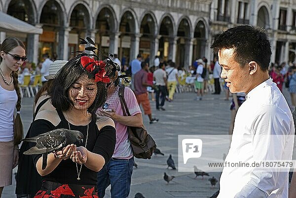 Touristen  füttern  Tauben  Piazza di San Marco  San Marco  Markusplatz  Venedig  Venezia  Venetien  Italien  Europa