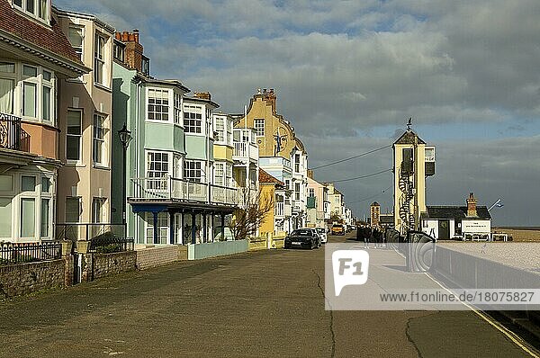 Strandpromenade  Aldeburgh  Suffolk  England  UK - Südlicher Aussichtspunkt in der Nähe  nördlicher Aussichtspunkt in der Ferne