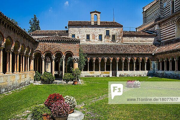 Cloister  built in 1123  San Zeno Maggiore  one of the most beautiful Romanesque churches in Italy  12th-13th century Verona with medieval old town  Veneto  Italy  Verona  Veneto  Italy  Europe