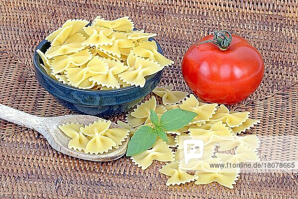 Schmetterlingsnudeln  Nudel  Nudeln  Farfalle  Tomate  Teigwaren  Pasta