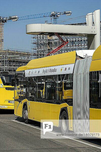 E-Metro Bus an der Ladestation am Busbahnhof Zoologischer Garten in der Hertzstraße  Berlin  Deutschland  Europa