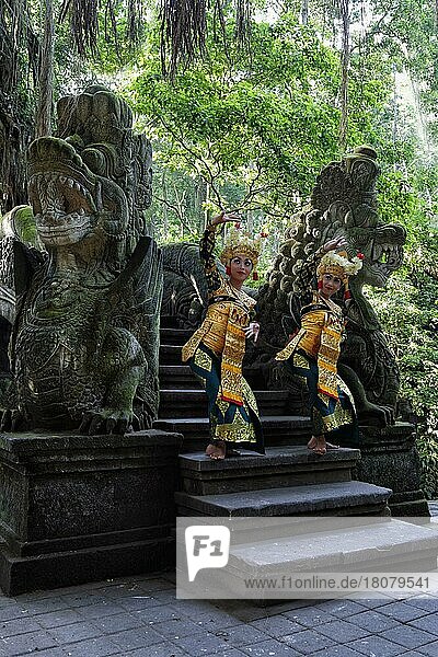 Zwei balinesische Tänzer  Affenwald  Ubud  Bali  Indonesien  Asien