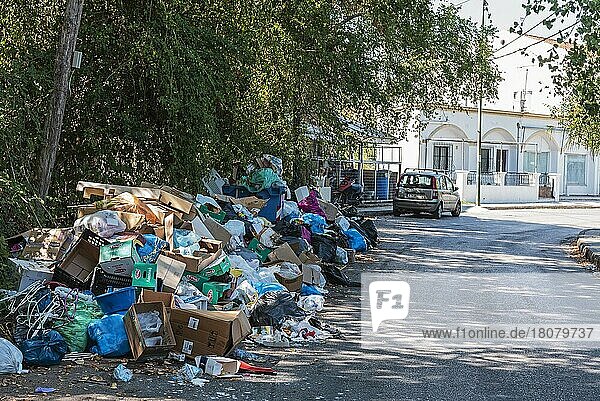 Müllsäcke  Insel Korfu  Ionische Inseln  Griechenland  Europa