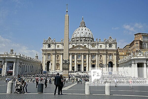 Touristen  Basilica di San Pietro  Petersdom  Piazza di San Pietro  Petersplatz  Vatikan