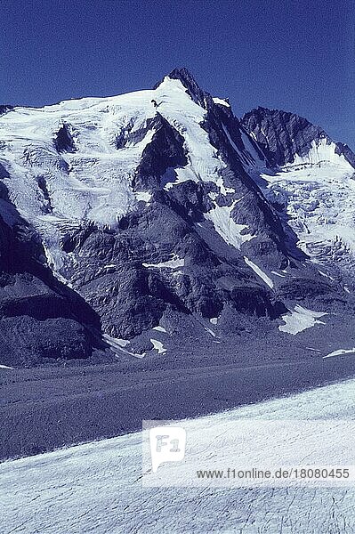 Blick von der Kaiser-Franz-Josefs-Höhe auf Großglockner und Adlersruhe  Großglockner Hochalpenstraße  Kärnten  Tirol  Österreich  Bergblick  Gletscher  Gletscherblick  Sechziger Jahre  60er Jahre  Europa
