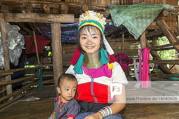 Langhalsige Frau mit ihrem Baby  Karen-Stamm  Chiang Mai  Thailand  Asien