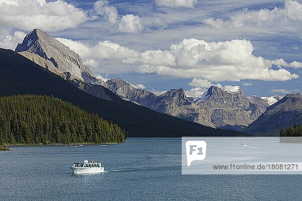 Kanus und Touristenboot auf dem Maligne Lake im Jasper National Park  Alberta  Kanadische Rocky Mountains  Kanada  Nordamerika