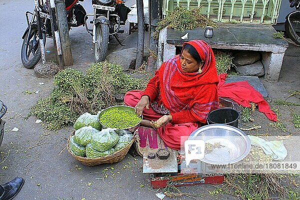 Frau verkauft Kichererbsen  Udaipur  Rajasthan  Indien  Asien