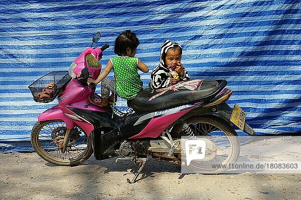 Kinder auf Moped  Pak Beng  Pakbeng  Oudomxai Provinz  Laos  Asien
