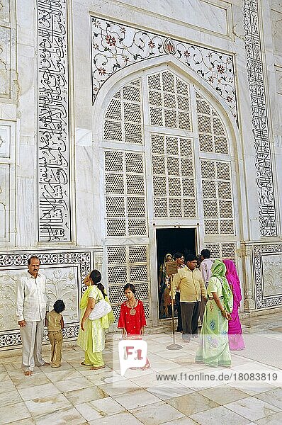 Menschen am Eingang zum Taj Mahal  Tadsch  Mausoleum  erbaut vom Großmogul Shah (Jahan)  Agra  Uttar Pradesh  Indien  Asien