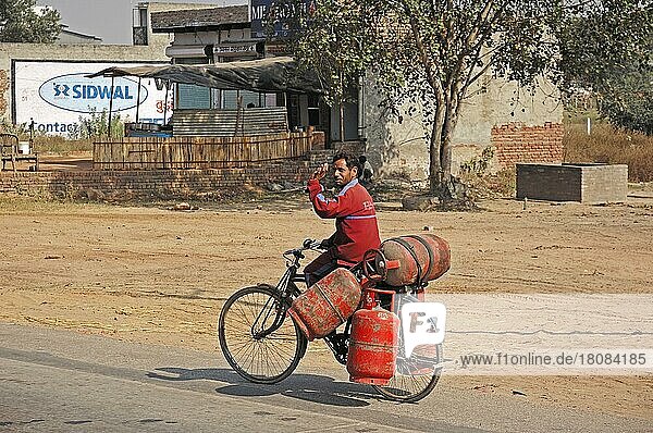 Mann transportiert Gasflaschen mit Fahrrad  Rajasthan  Indien  Asien