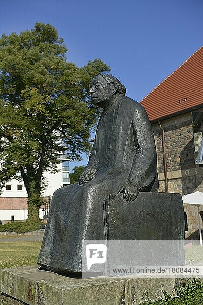 Statue  Käthe Kollwitz  Kloster Unser Lieben Frauen  Regierungsstrasse  Magdeburg  Sachen-Anhalt  Deutschland  Europa