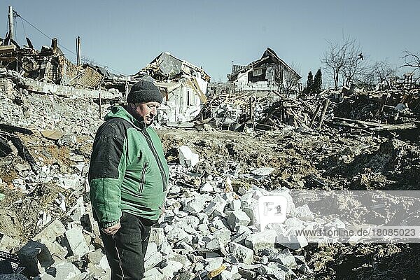 Serhiy Melnyk steht auf den Ruinen seines Hauses im Wohnviertel Bohunia  das bei einem russischen Raketenangriff in der Nacht von 1. auf 2. März zerstört wurde. In diesen Tagen füllt er den Bombenkrater mit dem Schutt  bei dem Angriff kam seine Tochter Kateryna ums Leben  seine Frau  die bettlägerig ist und nicht gehen kann und seine eineinhalbjährige Enkelin konnte er aus den Trümmern retten  Schytomir  Ukraine  Europa