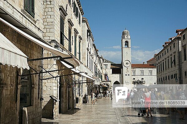 Placa  Flaniermeile Stradun und Glockenturm  Altstadt  Dubrovnik  Dalmatien  Kroatien  Uhrturm  Hauptstraße  Europa