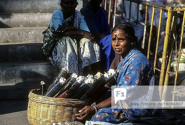 Verkäufer von Armreifen  Tamil Nadu  Indien  Asien