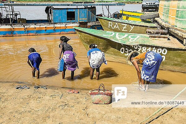 Madagassische Frauen reinigen sich im Fluss  Belo sur Tsiribihina  Morondava  Provinz Toliara  Madagaskar  Afrika