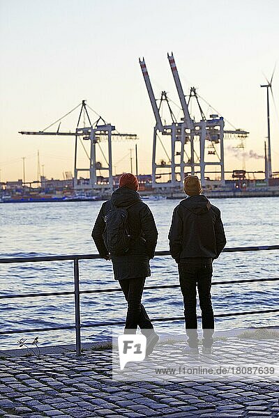 Zwei Menschen vor Verladekränen an der Norderelbe in Altona  Hamburger Hafen  Hamburg  Deutschland  Europa