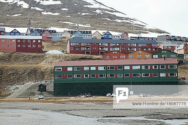 Bunte Holzhäuser in der Stadt Longyearbyen im Frühling  Svalbard  Spitzbergen