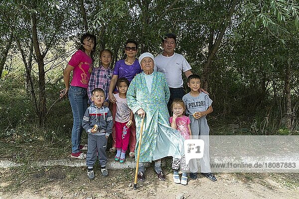 Kasachische Familie mit Kindern und einer älteren Frau  Altyn Emel National Park  Provinz Almaty  Kasachstan  Zentralasien  Nur für redaktionelle Zwecke  Asien