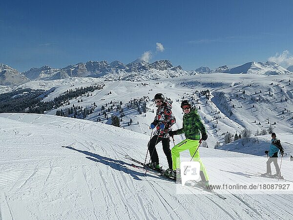 Skiers  Pralongia ski slope  Piz Lavarela mountain range  Val Badia  Dolomites  Italy  Europe