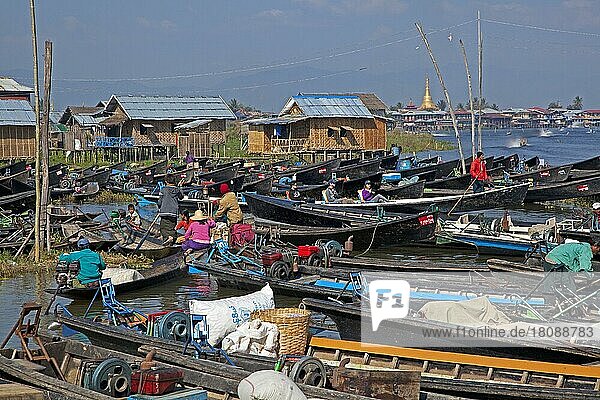 Offene Boote im Dorf am See mit traditionellen Holzhäusern auf Stelzen im Inle-See  Nyaungshwe  Shan-Staat  Myanmar  Asien