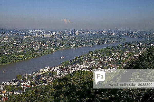 Ausblick vom Drachenfels auf den Rhein und Bonn  Königswinter  Rheinland  Nordrhein-Westfalen  Deutschland  Europa