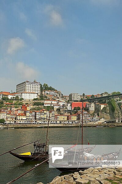 Rabelo-Boote  vor Anker  Fluss Douro  Stadtteil Ribeira  Vila Nova de Gaia  Porto  Portugal  Europa
