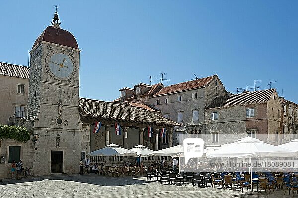 Glockenturm und Loggia  Altstadt  Trogir  Split-Dalmatien  Kroatien  Trau  Uhrturm  Stadtloggia  Europa