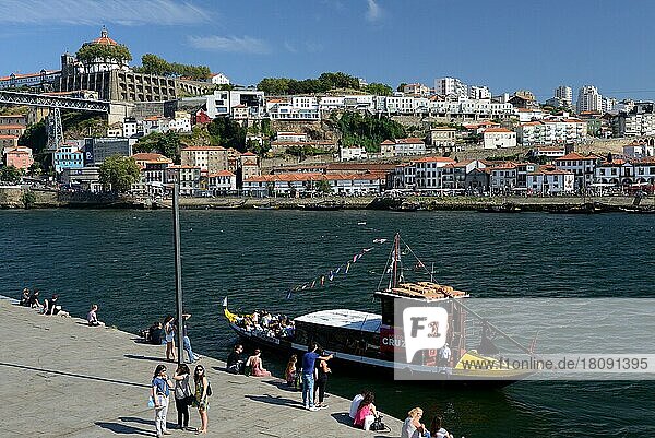 Kai Ribeira  Blick auf Stadtviertel Vila Nova de Gaia  ehemaliges Augustinerkloster Serra do Pilar  Douro  Fluss Douro  Fluß  Porto  Portugal  Europa