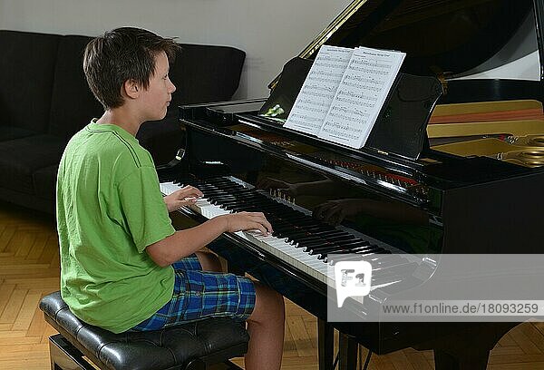 Kind  Klavier  Spiel