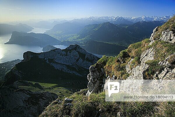 Blick vom Pilatus auf Vierwaldstättersee  Zentralschweiz  Schweiz  Europa