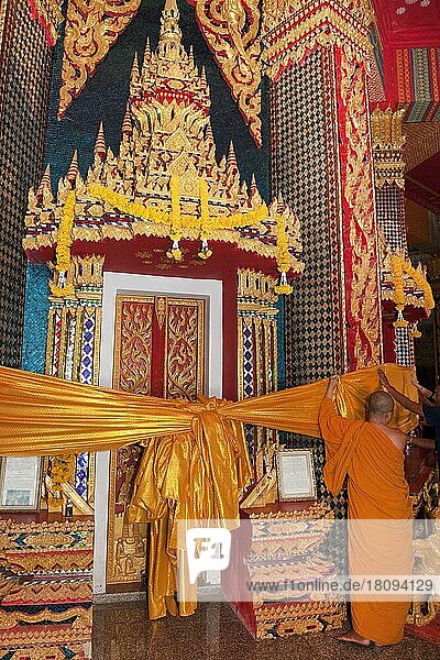 Mönch befestigt Songkran Tempelschmuck  Wat Bang Riang  buddhistischer Tempel  Thap Put  Amphoe hap Put  Provinz Phang Nga  Thailand  Südostasien  Asien