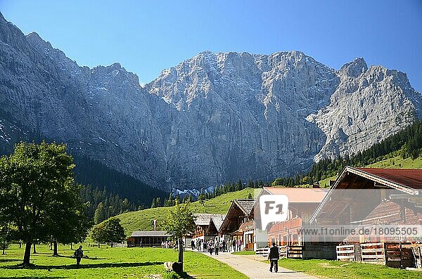 Almdorf  Almhütten  Eng-Alm  Karwendelgebirge  Tirol  Österreich  Europa