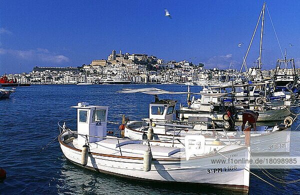 Fischerboote im Hafen von Ibiza-Stadt  Ibiza  Balearen  Spanien  Europa