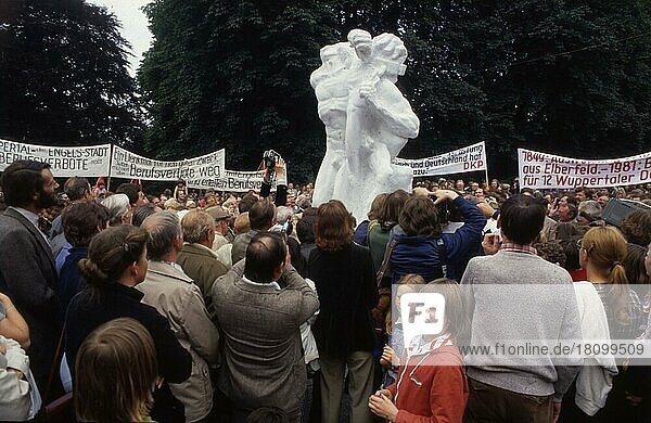 Wuppertal. Protestversammlung der DKP am Marx-Engelsdenkmal gegen Berufsverbote. 1981