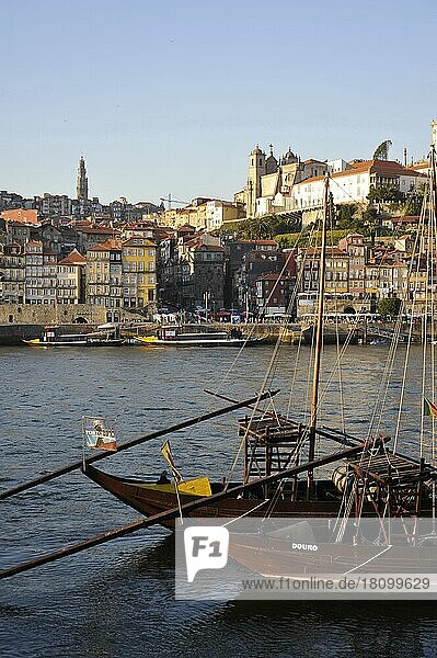 Fluss Douro und Altstadtviertel Ribeira  Rio  Porto  Portugal  Europa