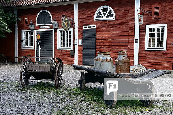 Karren mit Milchkannen  Skandinavien  Bauernhof  Freilichtmuseum Linköping  Schweden  Europa