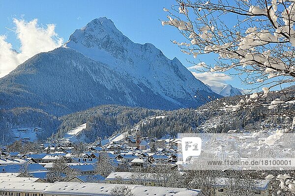 Isartal  Karwendel  Mittenwald  Wettersteinspitze  Bayern  Deutschland  Europa